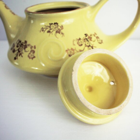 Aladdin Teapot, Pale Yellow and Gold Tea Set, Sugar Bowl and Creamer - Picture 7 of 13